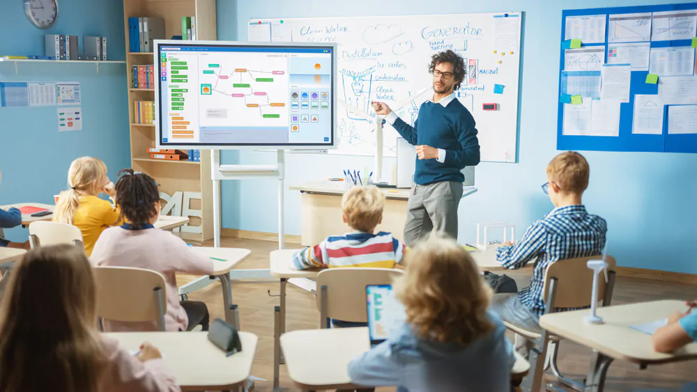 Elementary,School,Computer,Science,Teacher,Uses,Interactive,Digital,Whiteboard,To